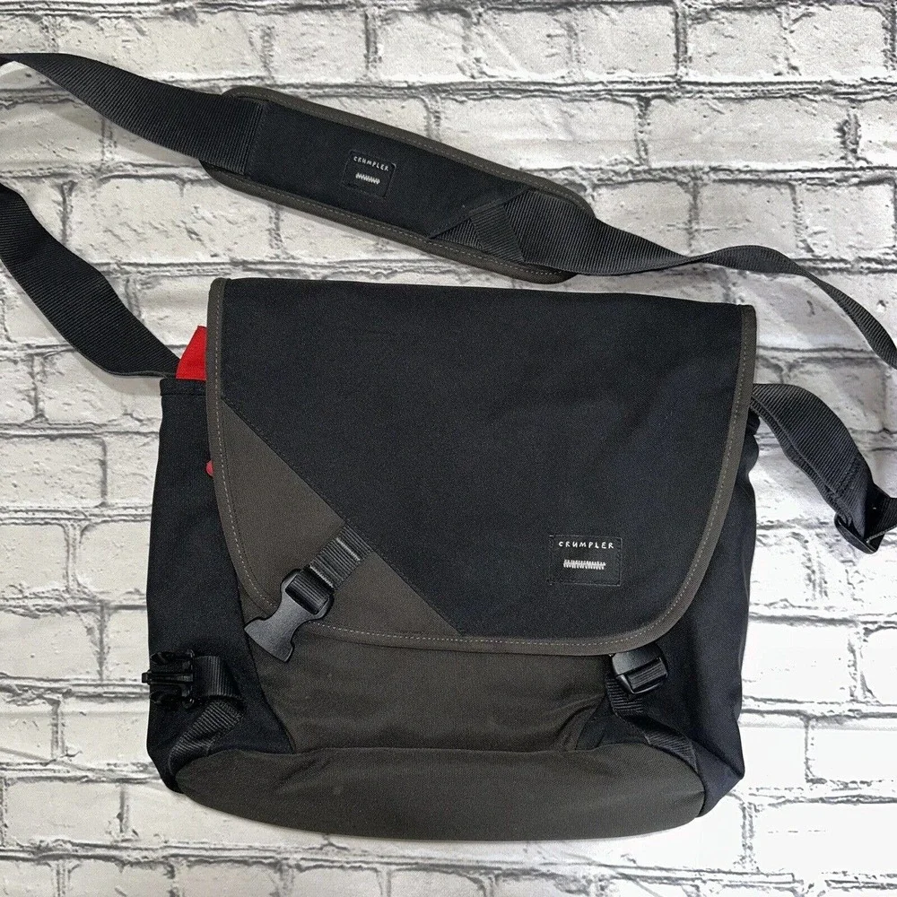 Crumpler The Skivvy Small Laptop Crossbody Messenger Bag Black Red Interior